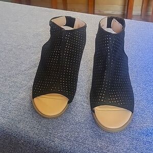 Woman's Dolcetta NWT size 5 sandle/heel shoe.